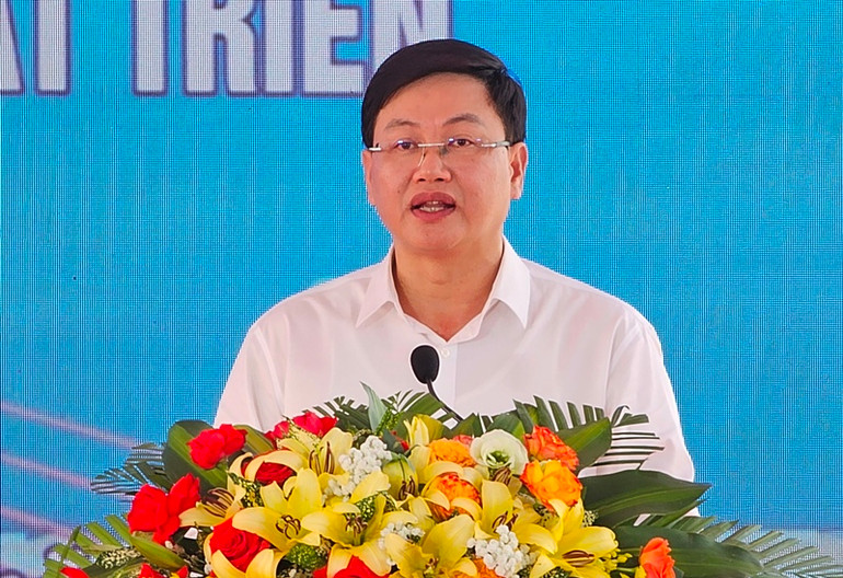 Phó Chủ tịch Ủy ban nhân dân tỉnh Thanh Hóa phát biểu tại lễ khởi công các dự án.