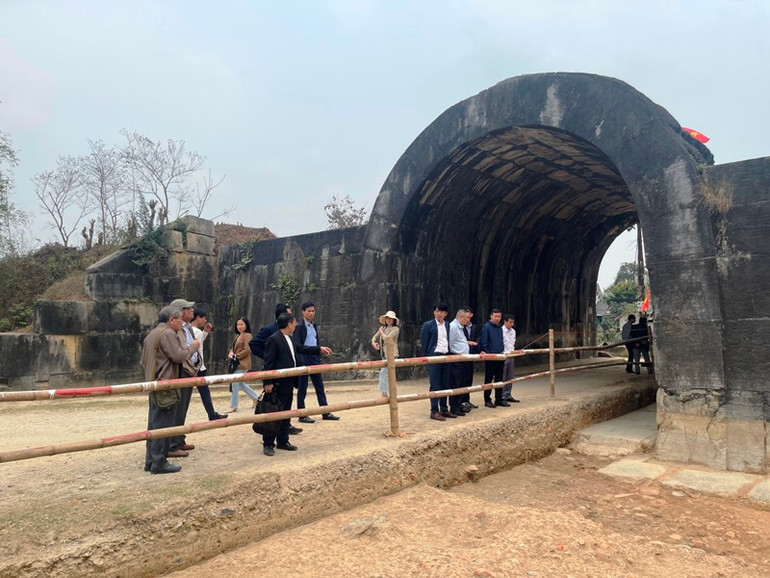 Các đại biểu khảo sát hố khai quật trong cổng phía Tây Thành nhà Hồ.