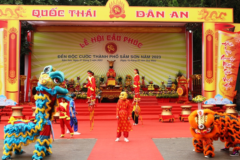 Diễn trò trong ngày khai hội cầu phúc.