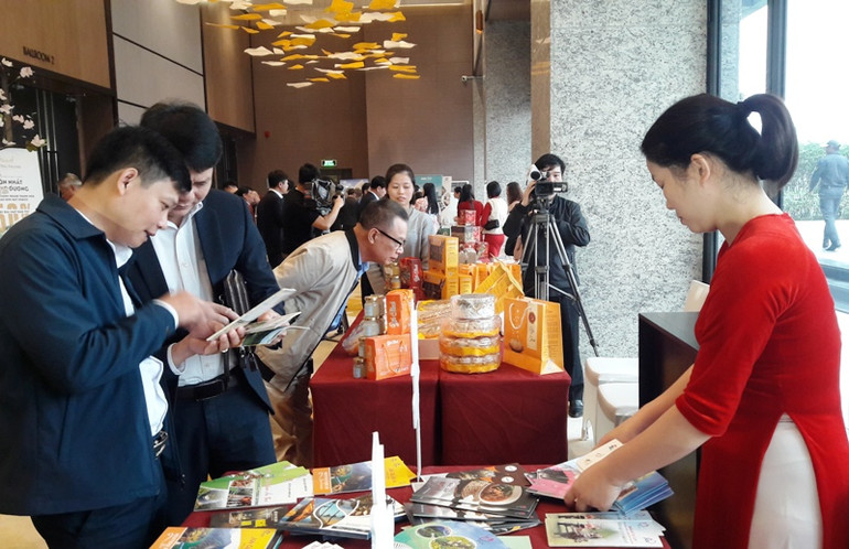 Các đại biểu quan tâm điểm đến cùng sản phẩm OCOP của tỉnh Nghệ An.