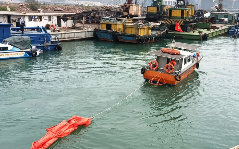 Lực lượng cứu hộ kéo, thả phao, ngăn chặn dầu có thể loang ra mặt nước từ phương tiện phát sinh hỏa hoạn.