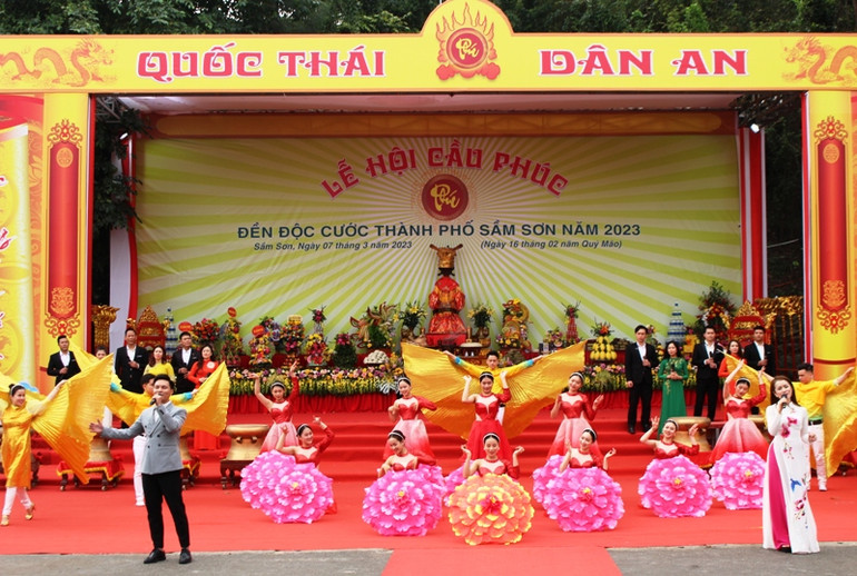 Màn hát múa tại lễ hội cầu Phúc.