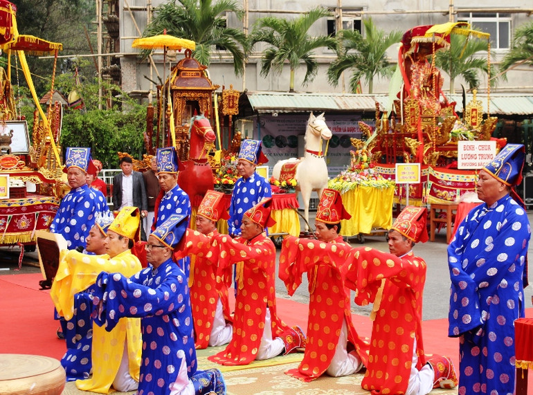 Đọc chúc văn cầu phúc tại lễ hội.