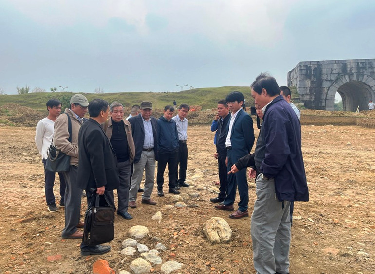 Giới khoa học tiếp tục phát hiện đạn đá trong Thành nhà Hồ.