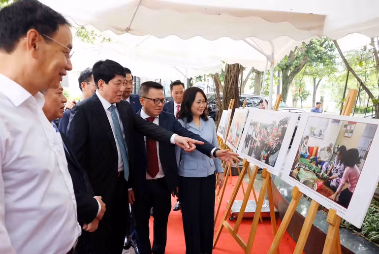 Hình ảnh Tổng Bí thư giản dị ngồi gói bánh chưng nhân dịp Tết cổ truyền, Xuân Kỷ Hợi - 2019 là một trong những bức ảnh được yêu thích nhất tại triển lãm. Nhiều thành viên trong đoàn tham quan nói: "Cụ gói bánh khéo lắm". Ảnh: Thành Đạt