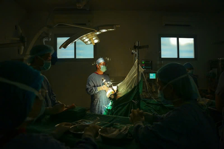 Bệnh nhân được thăm khám và đánh giá bởi hội đồng chuyên môn về rối loạn vận động bao gồm bác sĩ nội thần kinh, bác sĩ phẫu thuật thần kinh chức năng, bác sĩ chẩn đoán hình ảnh.