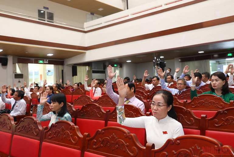Các đại biểu biểu quyết thông qua nghị quyết tại kỳ họp. Hội đồng nhân dân tỉnh Đồng Nai thông qua 26 nghị quyết quan trọng -0