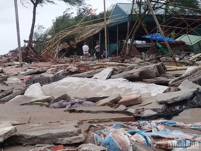 Triều cường bất thường diễn ra tháng 9/2017 gây thiệt hại lớn tại bãi biển Cồn Vành.