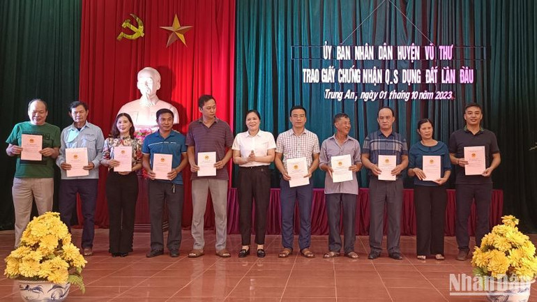 Chính quyền huyện Vũ Thư nhận việc khó về mình, đề cao trách nhiệm vì quyền lợi chính đáng của nhân dân. (Ảnh Mai Tú)