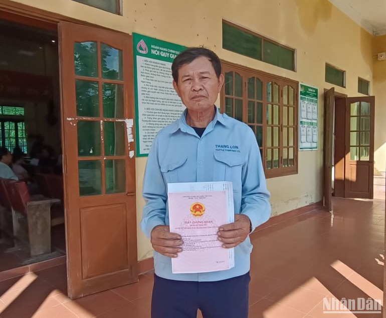 Ông Phạm Văn Tám đánh giá cao tinh thần trách nhiệm của huyện, của xã trong việc cấp giấy chứng nhận quyền sử dụng đất cho người dân. (Ảnh Mai Tú)