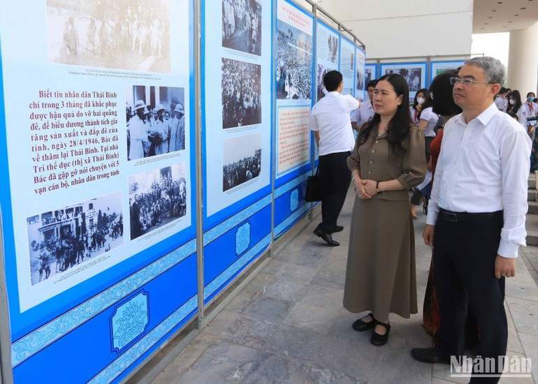 Các đồng chí lãnh đạo tỉnh Thái Bình tham quan khu trưng bày chuyên đề "Thái Bình in dấu chân Người".