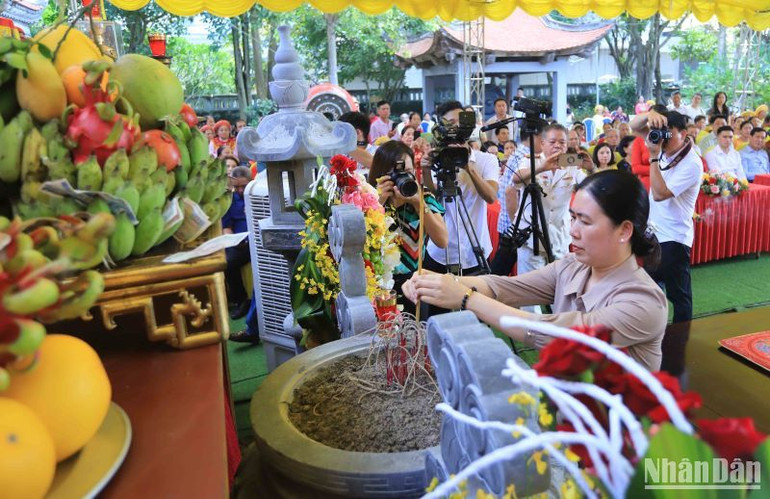 Bà Trần Thị Bích Hằng, Phó Chủ tịch Ủy ban nhân dân tỉnh Thái Bình dâng hương tại Lễ tưởng niệm. (Ảnh: Mai Tú)