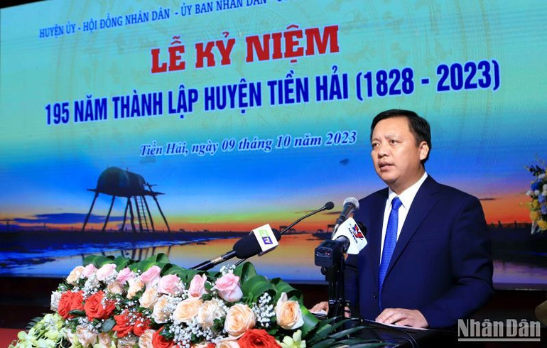 Chủ tịch Ủy ban nhân dân huyện Tiền Hải Phạm Ngọc Kế phát động phong trào thi đua lao động, sản xuất nhân kỷ niệm 195 năm thành lập huyện. (Ảnh Mai Tú)