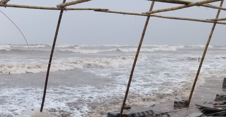 Sóng lớn đánh mạnh vào bờ. (Ảnh: Ban quản lý khu du lịch sinh thái Cồn Vành cung cấp)