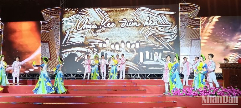 Chương trình nghệ thuật tổng hợp với hơn 200 nghệ nhân, diễn viên tham gia biểu diễn trong lễ khai mạc tối 24/10/2023.