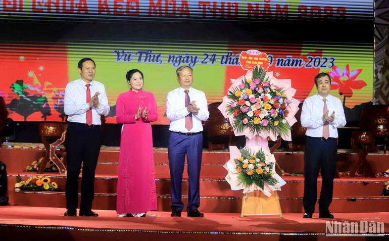 Bí thư Tỉnh ủy Thái Bình Ngô Đông Hải tặng hoa chúc mừng Lễ hội.