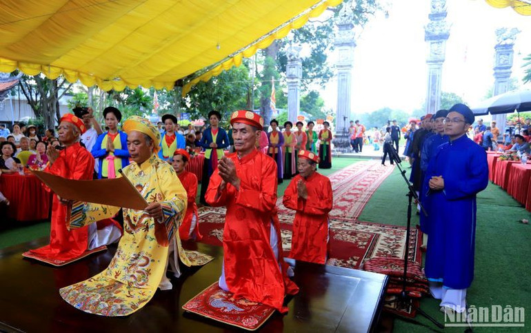 Lễ tế do các cụ cao niên trong xã Tiến Đức thực hiện. (Ảnh: Mai Tú)