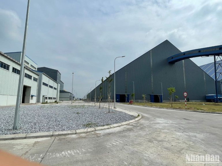 Nguyên liệu than được hệ thống băng chuyền đưa thẳng vào kho chứa kiên cố nằm bên trong nhà máy.