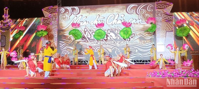 Chèo chải cạn, một nét văn hóa đặc sắc ở Lễ hội chùa Keo được các nghệ nhân làng Keo biểu diễn trên sân khấu đêm khai mạc.