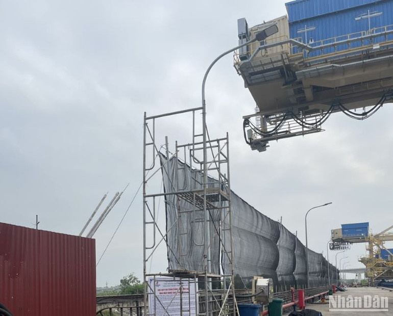 Nhà máy lắp đặt hệ thống che chắn chống bụi phát tán ra khu vực chung quanh.