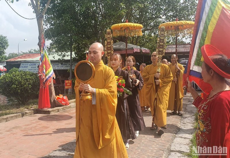 Về Lễ hội chùa Keo mùa thu là trở về miền đất Phật linh thiêng gắn với vị Thiền sư Dương Không Lộ, người có công xây dựng chùa.