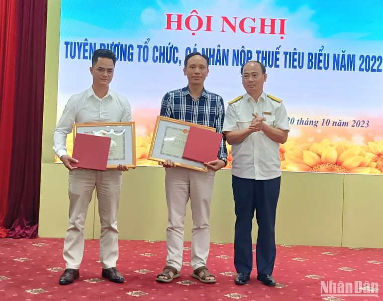 Tặng Giấy khen của Tổng cục Thuế cho 2 doanh nghiệp nộp thuế tiêu biểu tỉnh Thái Bình.