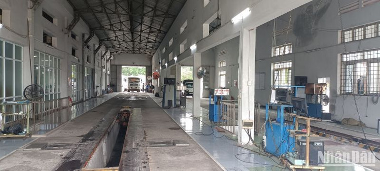 Tạm dừng 1 dây chuyền kiểm định tại Trung tâm đăng kiểm xe cơ giới 17-01D do vắng khách. (Ảnh: Mai Tú)