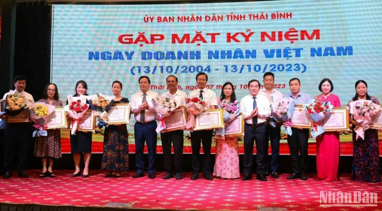 Ủy ban nhân dân tỉnh Thái Bình tặng Bằng khen cho các doanh nghiệp, doanh nhân có đóng góp tích cực cho phát triển kinh tế-xã hội tại địa bàn.