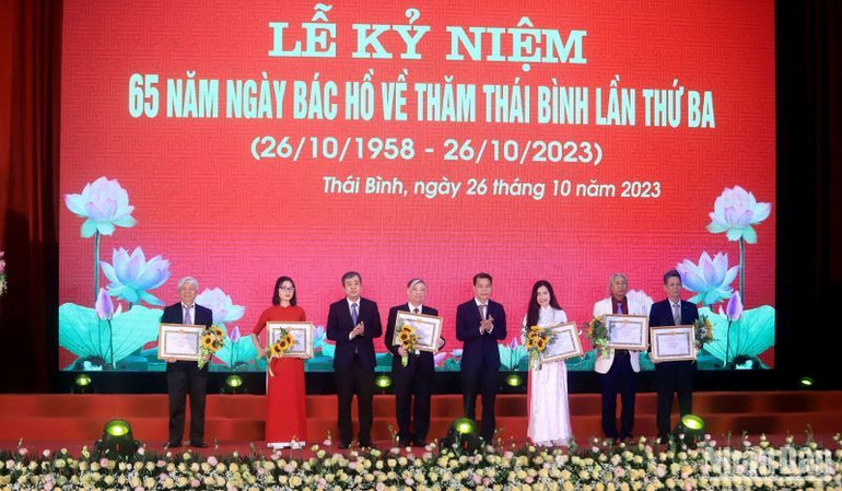 Trao tặng Giải thưởng sáng tác, quảng bá tác phẩm văn học, nghệ thuật, báo chí về chủ đề Học tập và làm theo tư tưởng, đạo đức, phong cách Hồ Chí Minh giai đoạn 2021-2023.