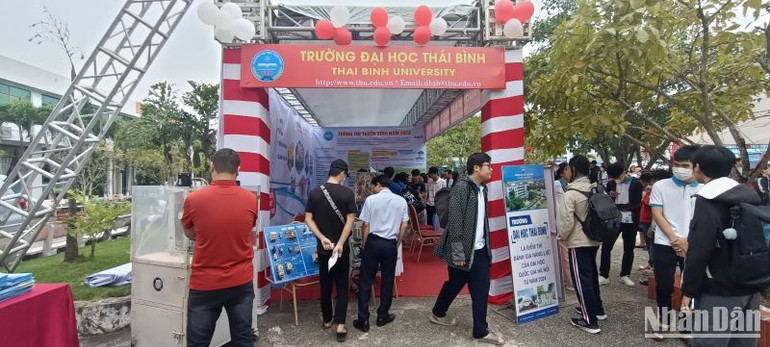 Trường đại học Thái Bình có nhiều chương trình đào tạo, bồi dưỡng ngắn hạn theo đặt hàng doanh nghiệp, được miễn học phí, được tài trợ tiền ăn, ở trong suốt quá trình học tập tại trường.