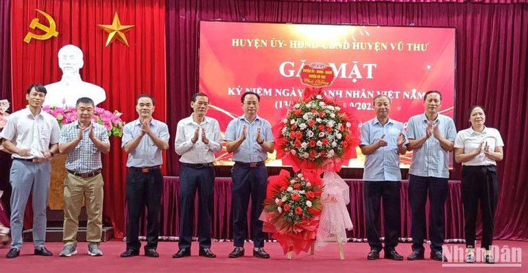 Huyện Vũ Thư (tỉnh Thái Bình) gặp mặt gần 200 doanh nghiệp tiêu biểu nhân ngày Doanh nhân Việt Nam 13/10.