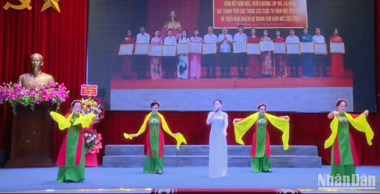 Tiết mục của đoàn tuyển huyện Đông Hưng về vận động công tác "khuyến học, khuyến tài". (Ảnh: Mai Tú)