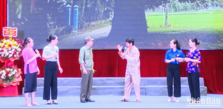 Đoàn tuyển huyện Kiến Xương trình diễn tiểu phẩm về công tác vận động, thuyết phục giải phóng mặt bằng tại địa bàn. (Ảnh: Mai Tú)