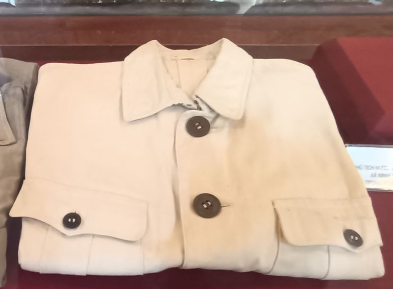 Chiếc áo Chủ tịch Hồ Chí Minh đã mặc khi Người về thăm và mừng công 5 tấn với Đảng bộ và nhân dân Thái Bình ngày 31/12/1966 và ngày 1/1/1967. (Ảnh: Bảo tàng tỉnh Thái Bình)