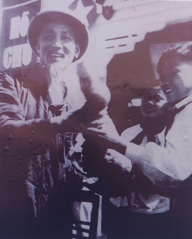 Các cháu thiếu nhi tặng Chủ tịch Hồ Chí Minh củ sắn - sản phẩm quê hương khi Người về thăm Thái Bình ngày 26/10/1958. (Ảnh: Bảo tàng tỉnh Thái Bình)