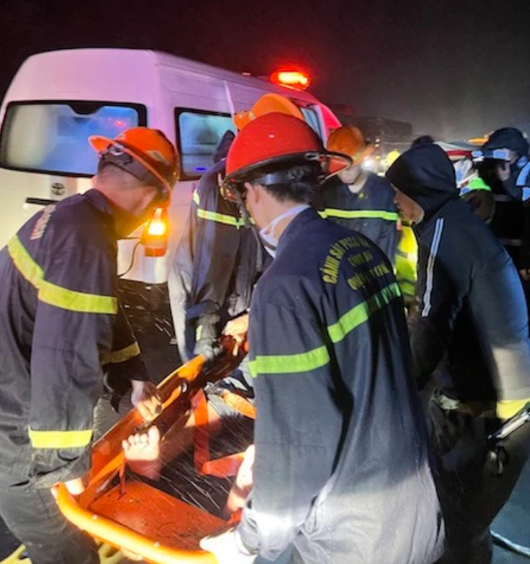 Vụ tai nạn khiến 3 người tử vong, nhiều người bị thương rất nặng. (Ảnh: Công an cung cấp)