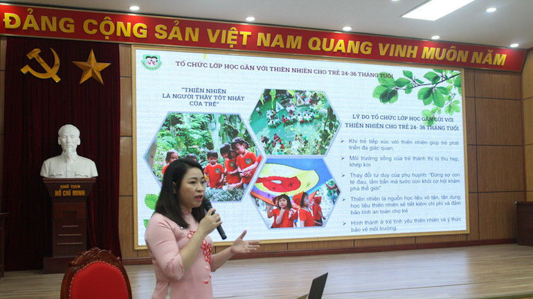 Nhà giáo trình bày bài thi trước Hội đồng xét duyệt.