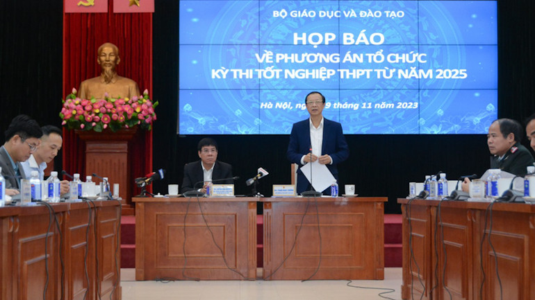 Thứ trưởng Giáo dục và Đào tạo Phạm Ngọc Thưởng giải đáp những thắc mắc về phương án thi từ năm 2025.
