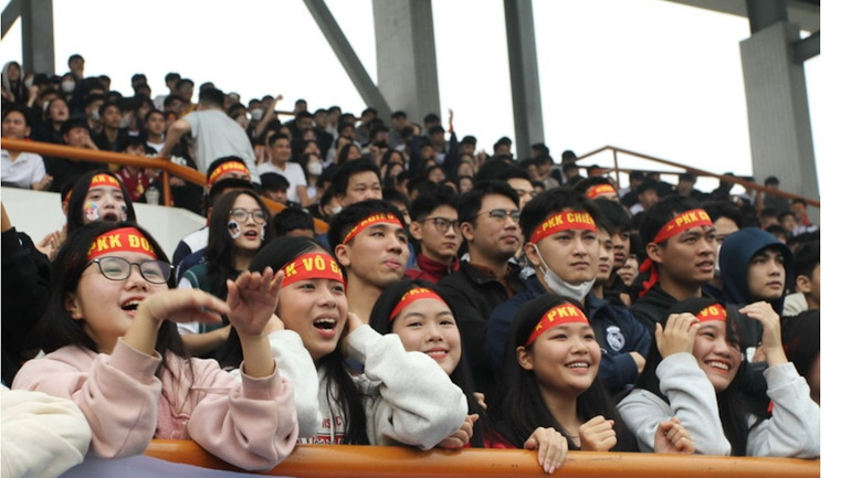 Đông đảo cổ động viên cổ vũ tại giải bóng đá.