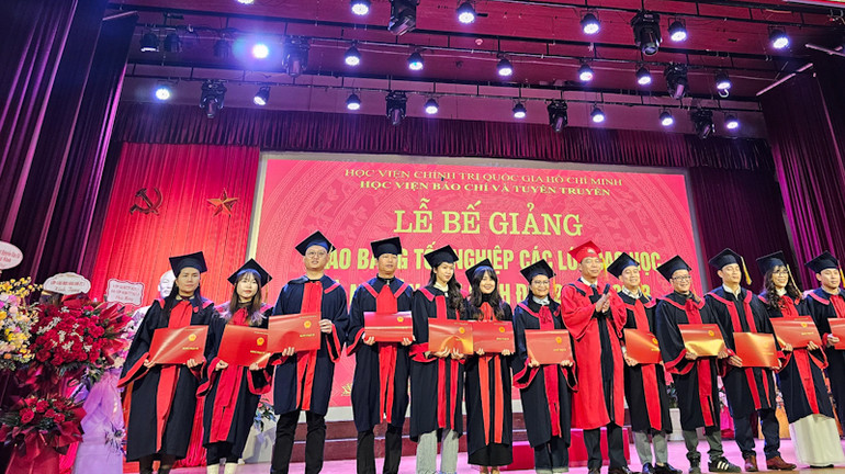 Các học viên cao học nhận bằng tốt nghiệp.