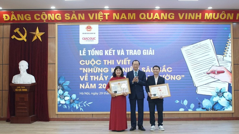 Ban Tổ chức trao giải cho các tác giả có tác phẩm đoạt giải Nhất.