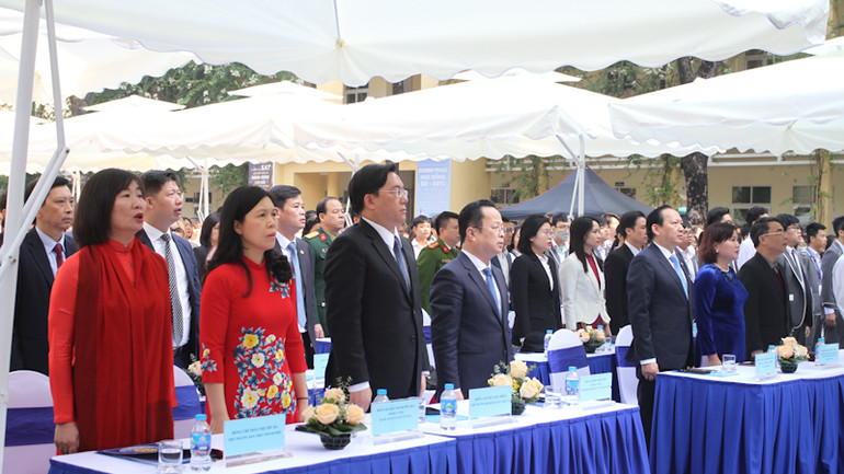 Các đại biểu, thầy, cô giáo tham dự lễ mít-tinh kỷ niệm Ngày nhà giáo Việt Nam 20/11.