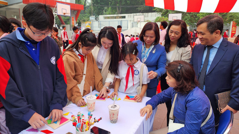 Ngày hội có sự tham gia đông đảo của các thầy, cô giáo và học sinh.