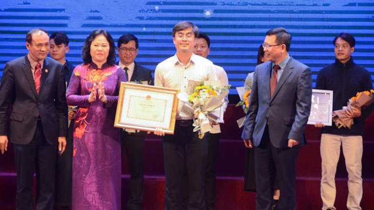 Ban Tổ chức trao giải Nhất cho đoàn thi Trường đại học Sư phạm (Đại học Thái Nguyên).