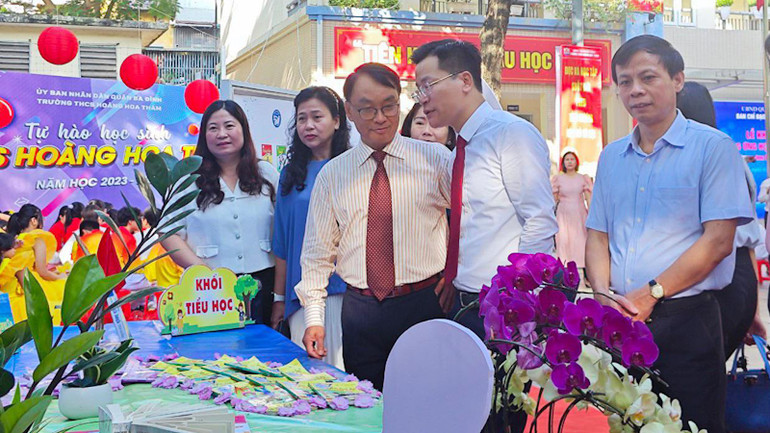 Các đại biểu tham quan gian trưng bày.