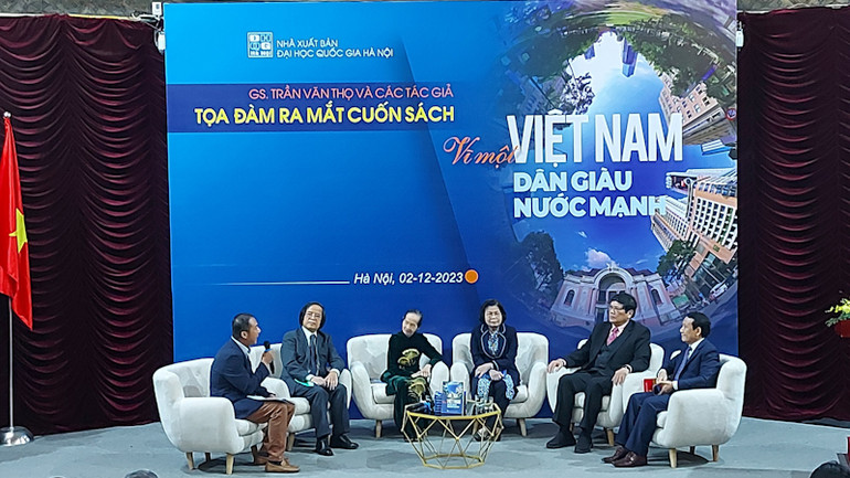 Tác giả và cộng sự chia sẻ về cuốn sách.