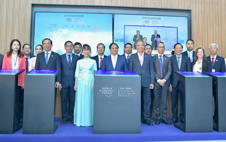 Thủ tướng Phạm Minh Chính và các đồng chí lãnh đạo, các doanh nghiệp tại Lễ khánh thành Trung tâm C4IR Thành phố Hồ Chí Minh. (Ảnh: Thanh Giang)