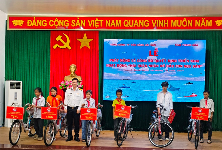 Đơn vị thành viên của Tổng Công ty Tân Cảng Sài Gòn tặng xe đạp cho học sinh tới trường.