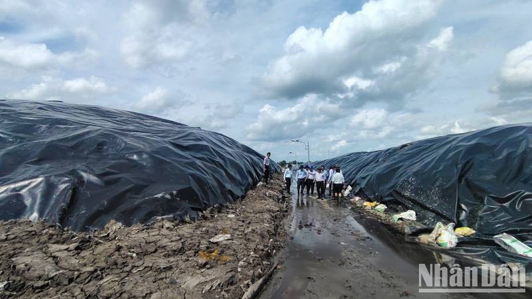 Phần lớn diện tích tại bãi rác An Hiệp đều được phủ bạt để giảm ô nhiễm môi trường. Phần lớn diện tích tại bãi rác An Hiệp đều được phủ bạt để giảm ô nhiễm môi trường.