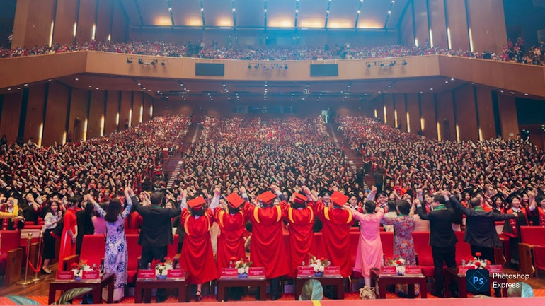 Đông đảo sinh viên tham dự buổi nhận bằng tốt nghiệp đợt 1 năm 2025.